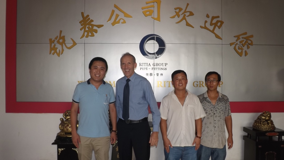 2013年10月12阿聯(lián)酋客戶到廠簽訂法蘭訂單.jpg